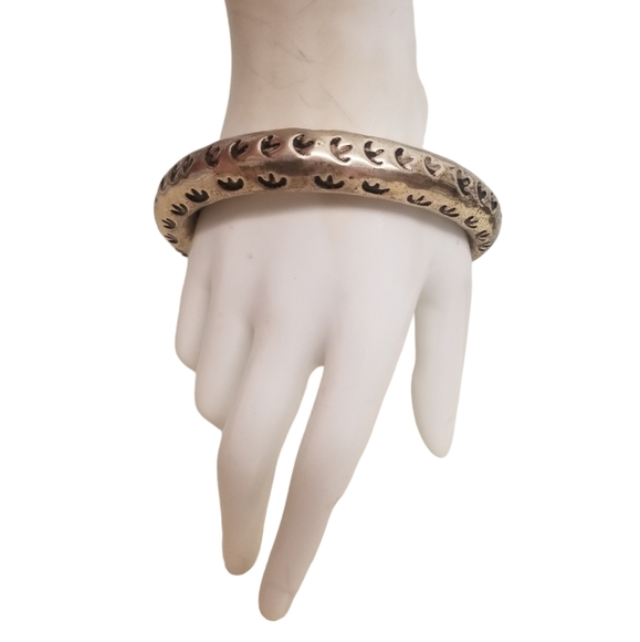 VINTAGE NICKEL SILVER WESTERN STYLE  BRACELET WITH EMBOSSED DESIGNS - Picture 1 of 4